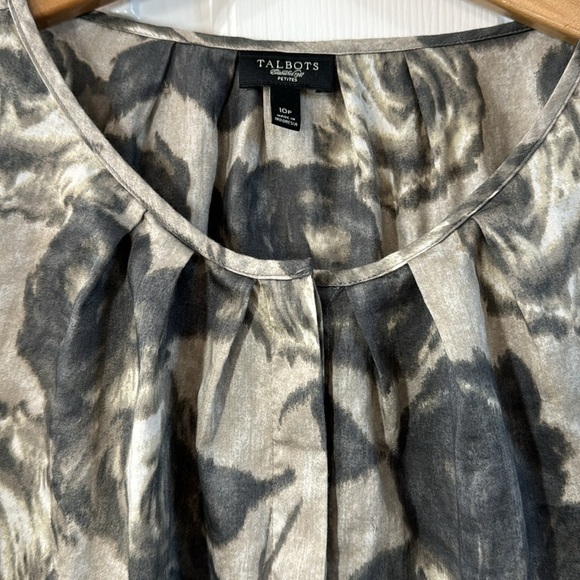 Talbots floral shirt with hidden buttons shaped waist line - Picture 2 of 5